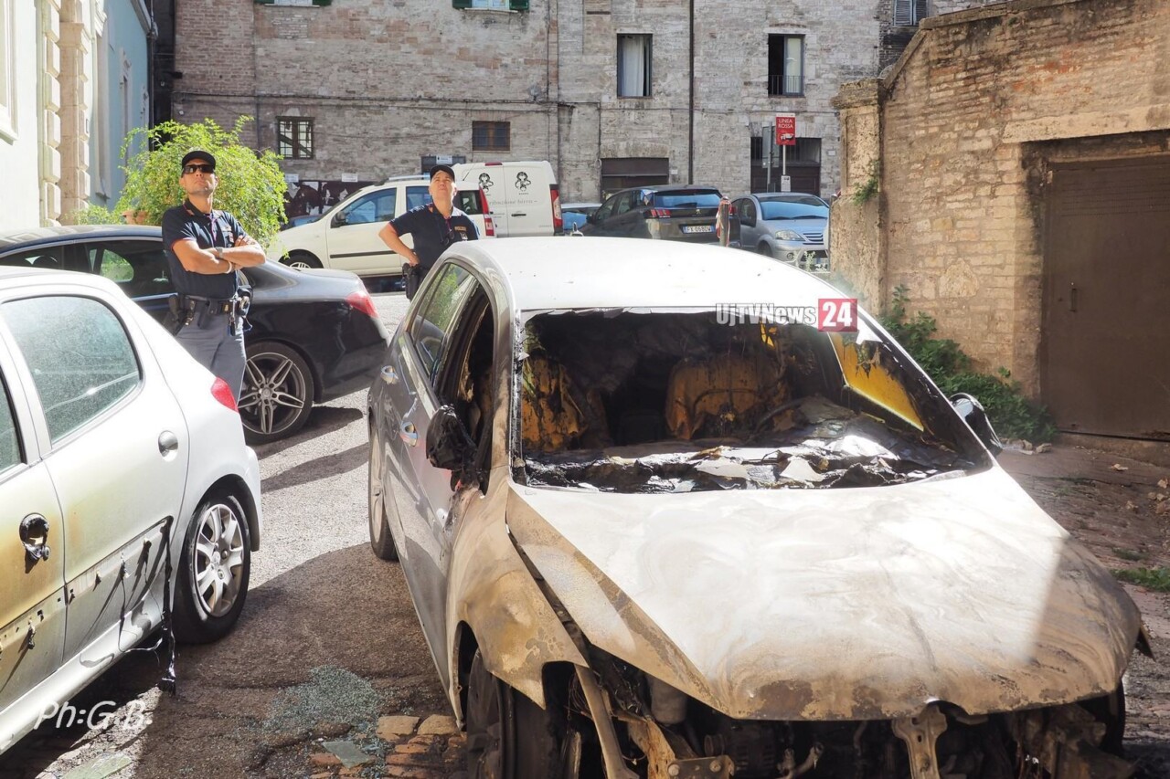 Auto in fiamme in centro a Perugia, elementi molto simili a quelli di Fontivegge