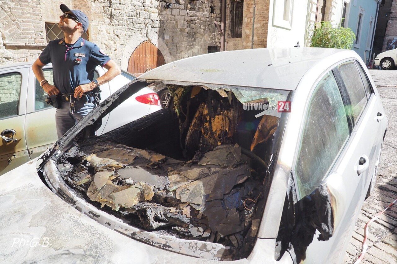 Incendio auto in Centro a Perugia, è ancora paura dopo rogo Piazza Ansidei |FOTO