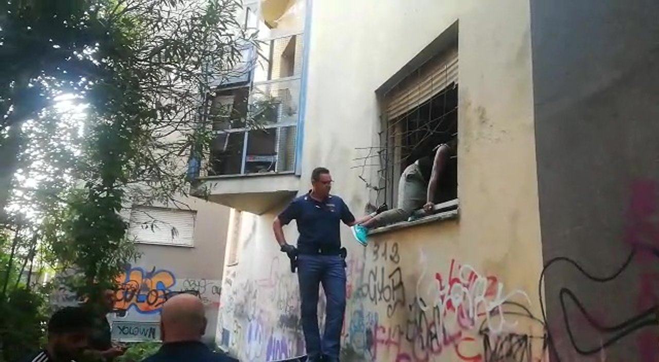 Coppia di africani, senza tetto, denunciati, bonificato edificio abbandonato