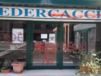 Animalisti attaccano sede Federcaccia umbra insulti con bombolette spray