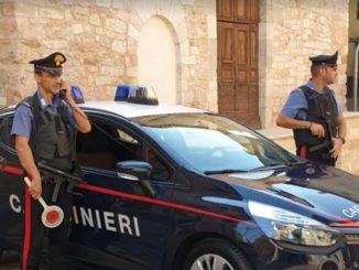 Entra chiede bottiglia d’acqua e svaligia la cassa della gelateria