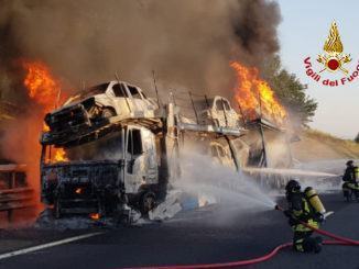 Furioso incendio distrugge un camion bisarca e auto a Cortona di Arezzo |VIDEO