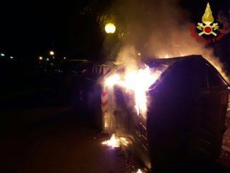 Presa piromane, bruciava cassonetti, forse è quella di piazza Ansidei