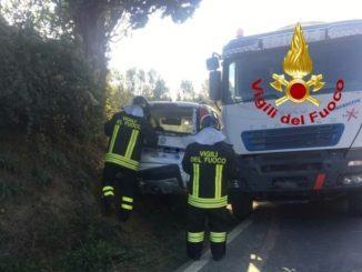 Auto contro camion a Città di Castello, un ferito estratto dalla vettura