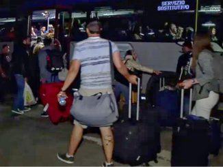 Passeggeri prigionieri sul treno: «Nemmeno l'acqua ci hanno portato»