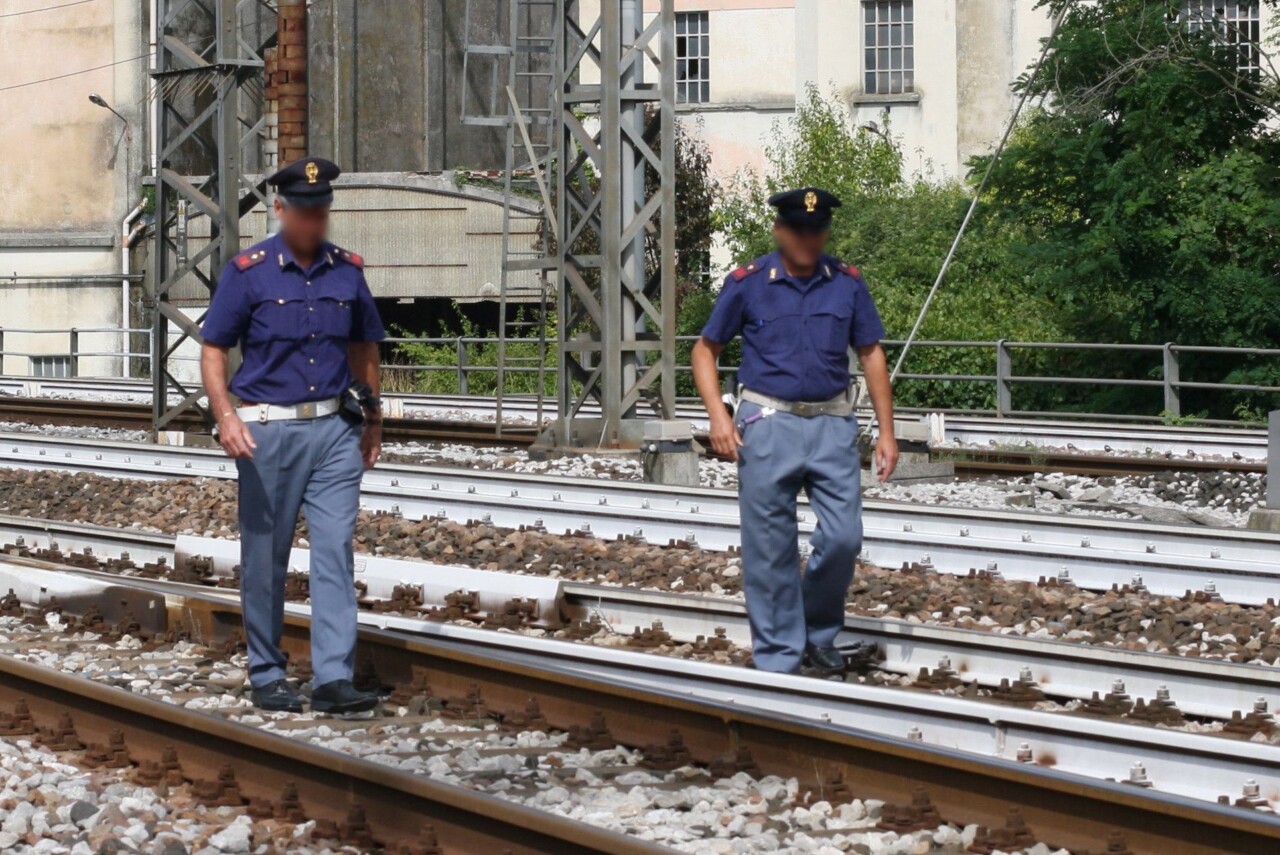 Donna investita da un treno merci in transito a Porto d'Ascoli, forse voleva recuperare il cane