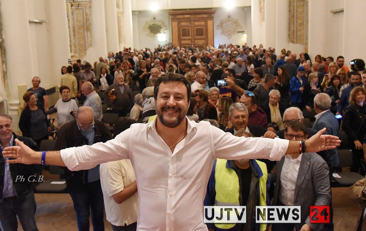 Matteo Salvini visita carcere Capanne e incontra polizia penitenziaria