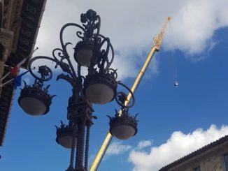 Le scale mobili del mercato coperto arrivano dal cielo, spettacolare