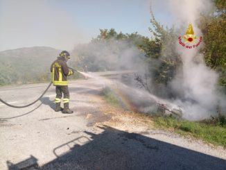 Incidente, moto si incendia dopo scontro con auto, un ferito