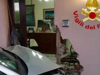 Incidente a Gualdo Cattaneo, un'auto sfonda ingresso di una casa, nessun ferito