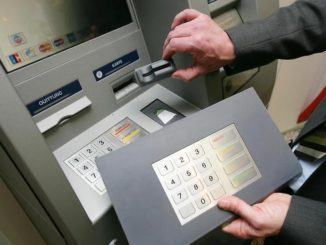 Installa un falso frontalino sui sportelli bancomat, cash trapping, arrestato un 27enne romeno