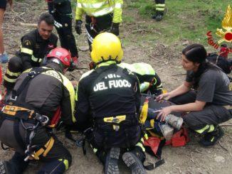 Cercatore di funghi cade in un burrone, salvato, il "Drago" lo porta in ospedale