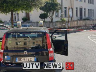 Bambina scortata a scuola dopo irruzione in aula del padre