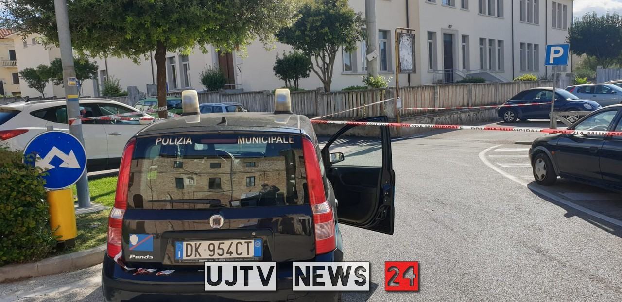 Bambina scortata a scuola dopo irruzione in aula del padre