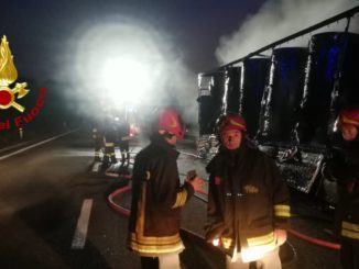 Incendio all'alba sulla strada per Macerata, fiamme divorano semirimorchio