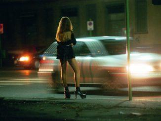 Fa salire in auto una prostituta: multa salata ma è stato anche denunciato