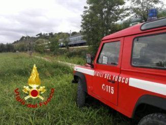 Scivola in un fosso per salvare i suoi cani, salvati dai vigili del fuoco