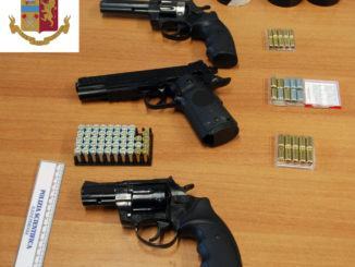 Revolver e pistola lanciarazzi tenuti in casa senza autorizzazione, denunciato