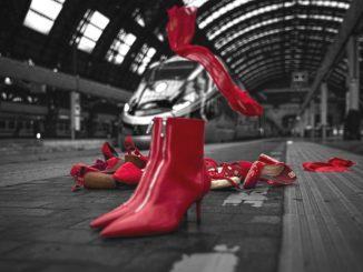 Scarpe rosse sui binari, lavoratori FS Italiane contro violenza sulle donne.