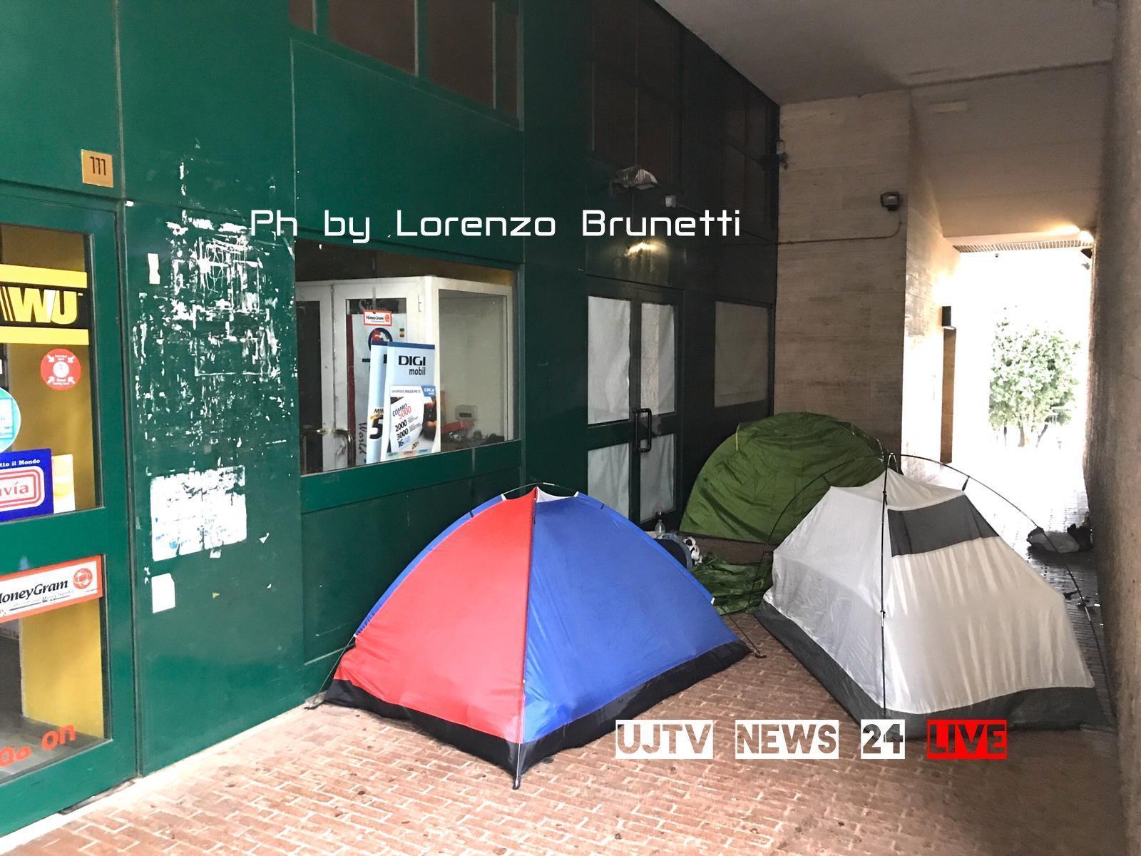 Bizzarro accampamento a Fontivegge, al solito siamo in Piazza del Bacio