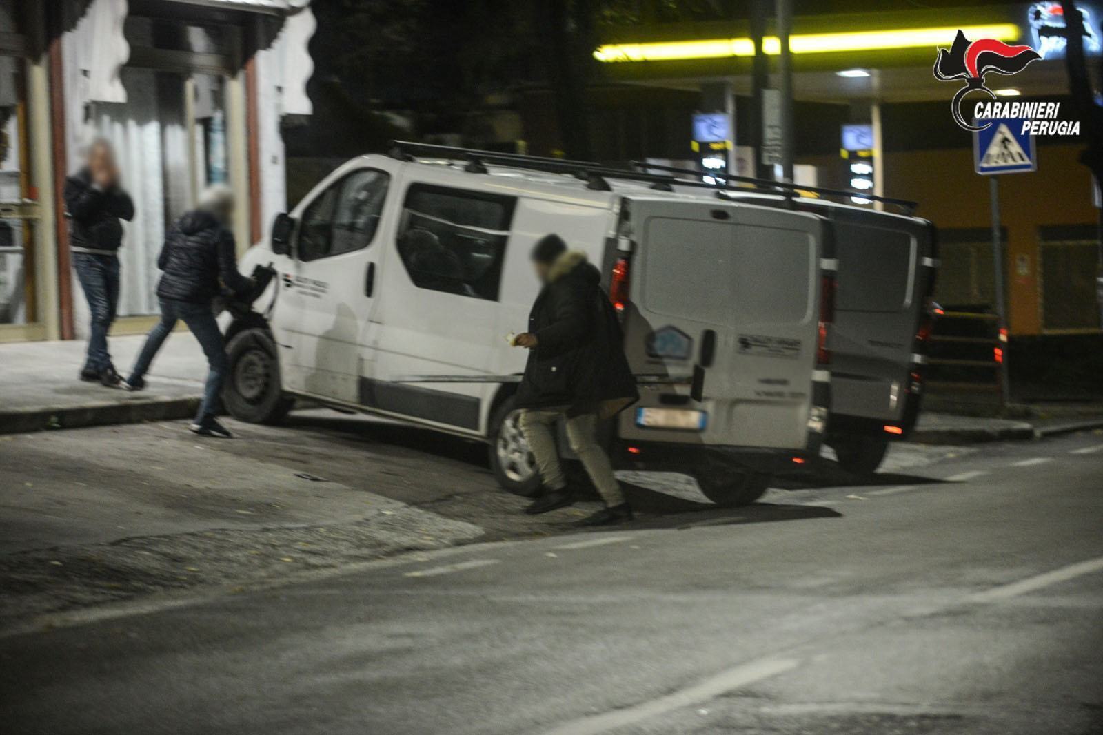 Panico nella notte, aggredisce passante con palo di ferro, arrestato