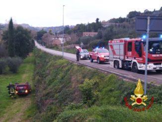 Auto in un burrone, volo di 7 metri, ferita donna in un incidente [FOTO]
