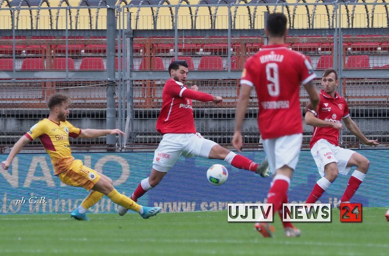 Gli arbitri, Santopadre e Cosmi che ha fiducia nei suoi giocatori