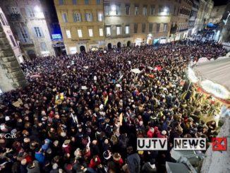 Le Sardine invadono il centro, una lunga scia a Corso Vannucci, le foto