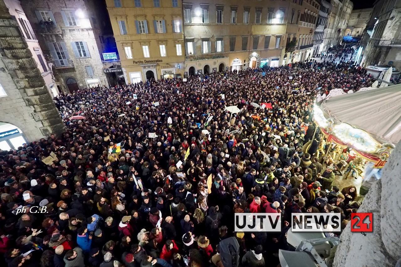 Le Sardine invadono il centro, una lunga scia a Corso Vannucci, le foto