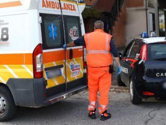 Donna trovata morta in casa e piena di lividi, in ospedale l'amica