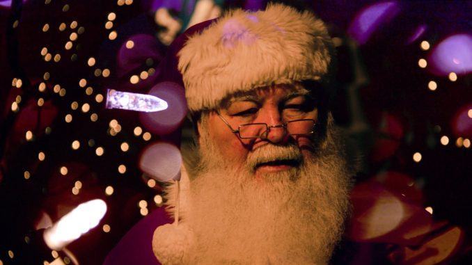 Babbo Natale cerca aiuto al Centro Commerciale, ma perché?