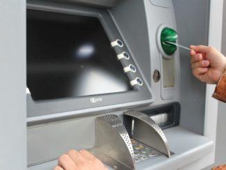 Bancomat impazzito butta fuori duemila euro, coppia li trova e li restituisce in banca, ma...
