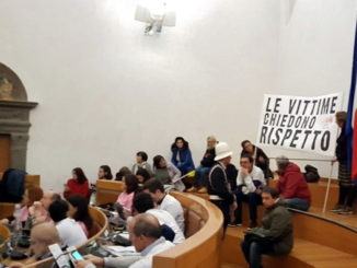 Libera, blitz in consiglio Comunale a Perugia e Arcudi fa chiudere striscione