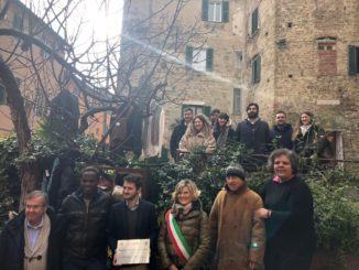 L'Angolo della Gentilezza inaugurato a Perugia si prede ciò di cui si ha bisogno