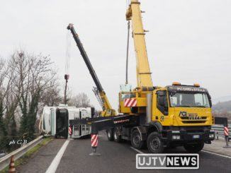 Incidente nella notte, strada chiusa oggi per rimuovere mezzo pesante