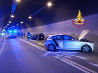 Incidente stradale dentro la galleria della Contessa, feriti anche due bimbi