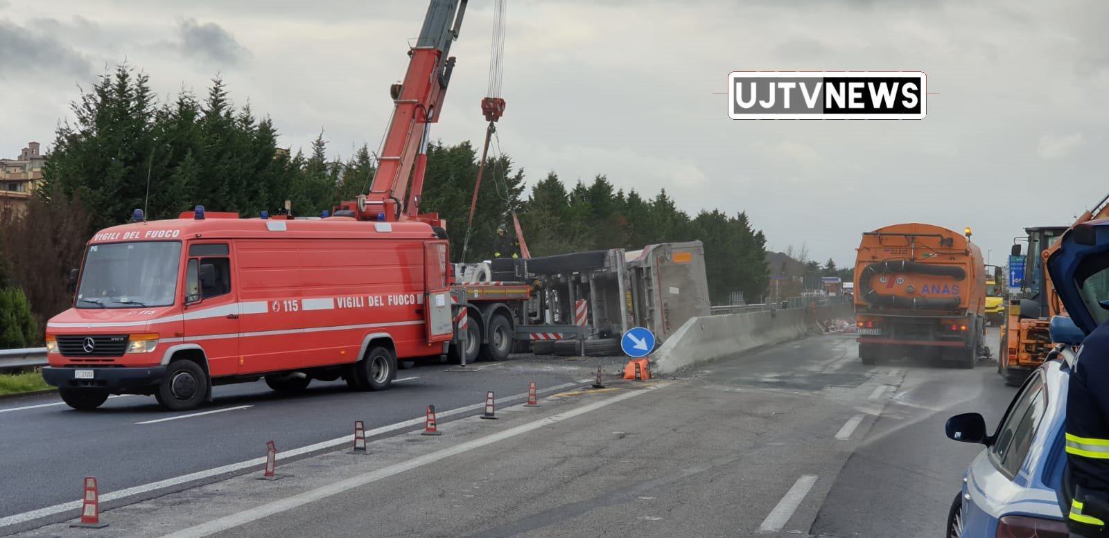 Autocarro si ribalta sulla E45 a Deruta, ferito autista, strada chiusa