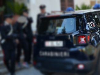 Picchia e ferisce i Carabinieri, che difendevano sua moglie dalla sua violenza, la coppia si sta separando