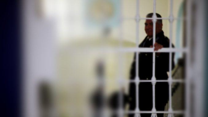 Detenuto in crisi di astinenza dà testata in faccia a poliziotto penitenziario