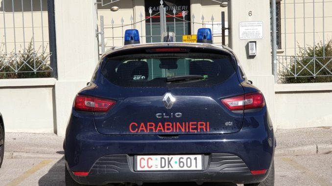 Carabinieri arrestano una donna per estorsione in flagranza di reato