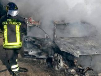Incendio autovettura in Alto Tevere, auto divorata dalle fiamme a Badia