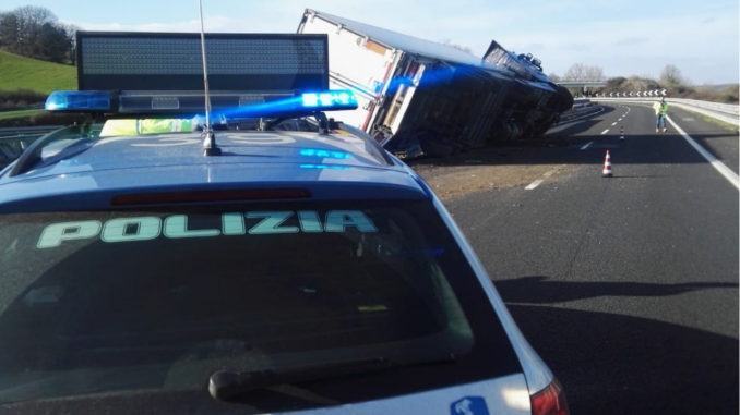 Incidente in A1, autotreno su guardrail, tra Fabro e Chiusi, nessun ferito