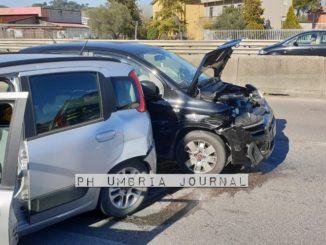 Auto pirata investe moto a Collestrada, carambola sulla E45, 4 feriti