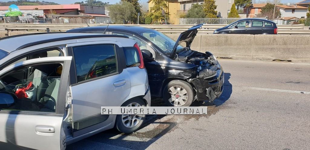 Auto pirata investe moto a Collestrada, carambola sulla E45, 4 feriti