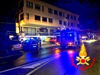 Incendio nella notte a Spoleto, in fiamme negozio abbigliamento bimbi