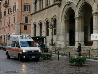 Ambulanza davanti al tribunale civile di Perugia, a breve aggiornamento