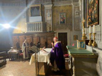 Celebrata dal cardinale Bassetti la messa domenicale in diretta tv, radio e social media