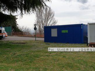 Coronavirus, operativo container fuori ospedale Assisi, nessuna emergenza