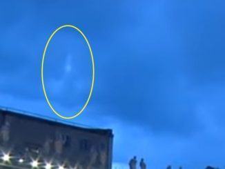 Vedete anche voi una sagoma in cielo? Durante preghiera del Papa