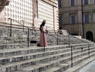 Si sono sposati da soli al tempo del Coronavirus, l’amore può vincere tutti